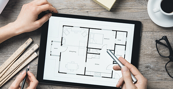  Auf einem Tablet wird an dem Grundriss einer Wohnung gearbeitet