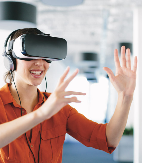 Junge Dame mit VR-Brille