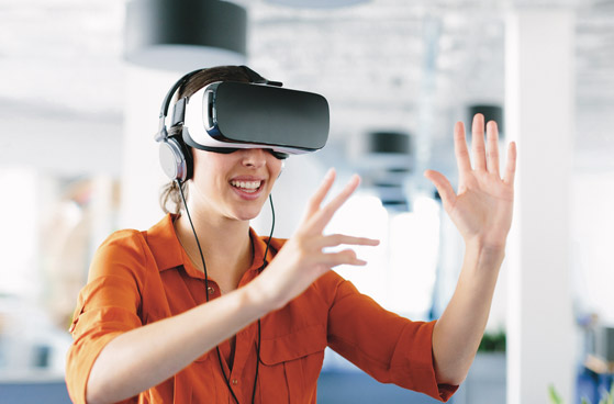 Junge Dame mit VR-Brille