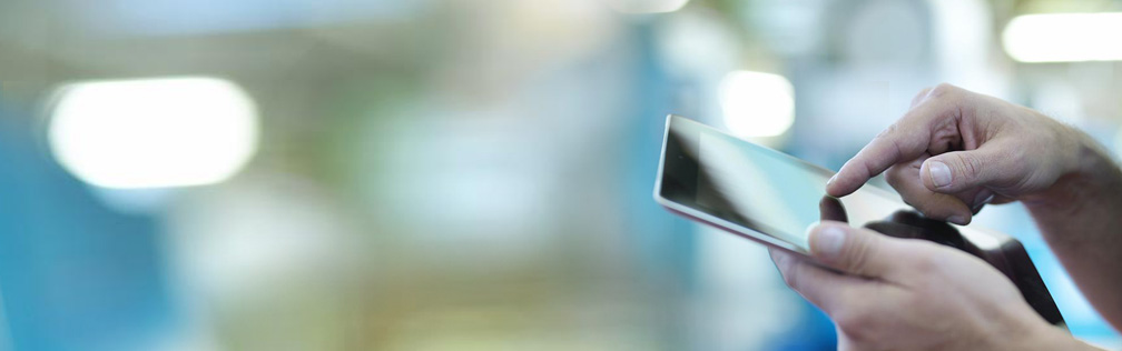 Business-Kunde liest V-Hub-Artikel am Tablet