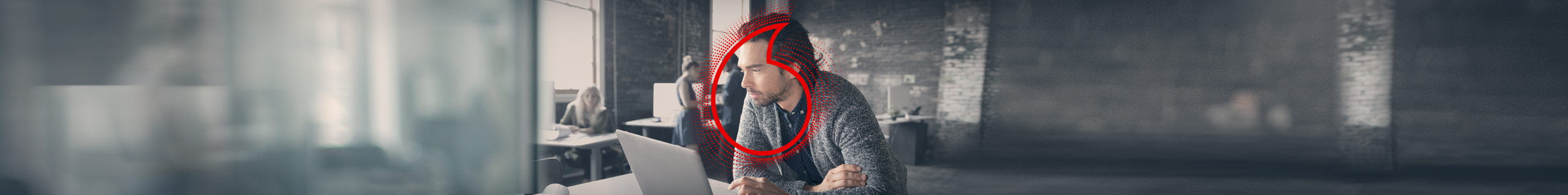 Mann nutzt Firmenkundenportal im Homeoffice