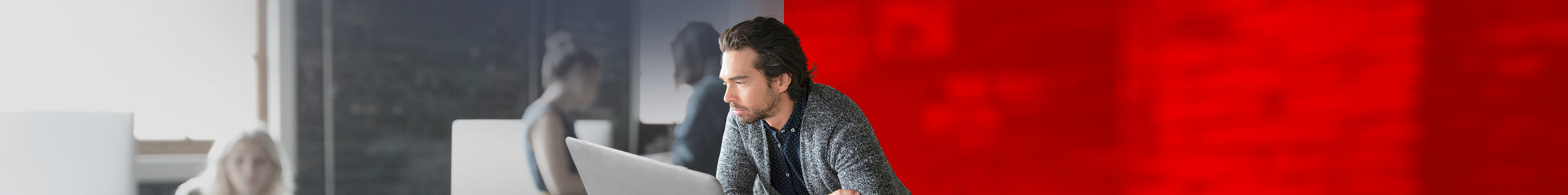 Mann liest Whitepaper am Laptop