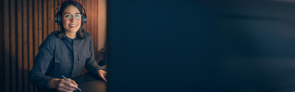 Frau schaut sich Online-Sessions an