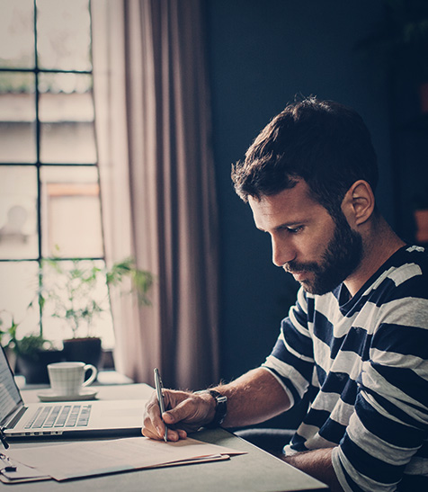 Junger Business-Kunde vor Laptop 