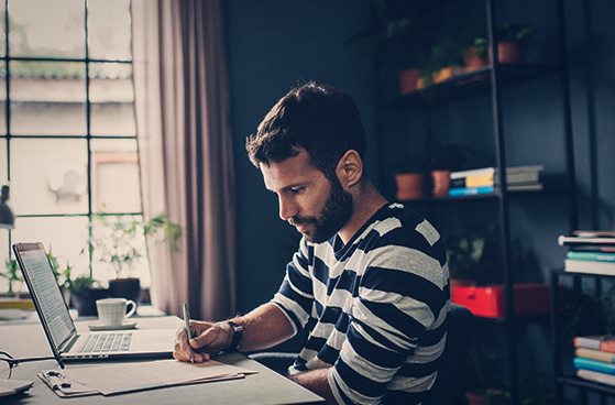 Junger Business-Kunde vor Laptop 
