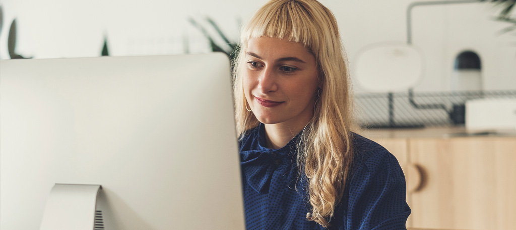 Mitarbeiterin im mobilen Office arbeitet mit einer Ethernet-Verbindung.