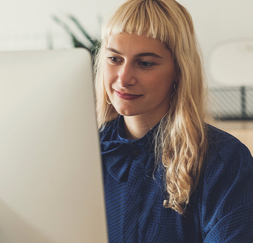 Mitarbeiterin im mobilen Office arbeitet mit einer Ethernet-Verbindung.