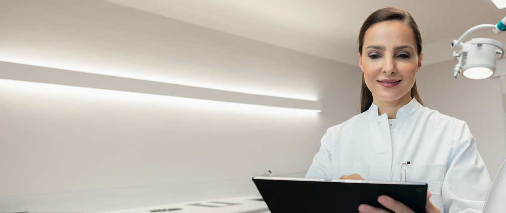 &Auml;rztin liest eHealth-Whitepaper