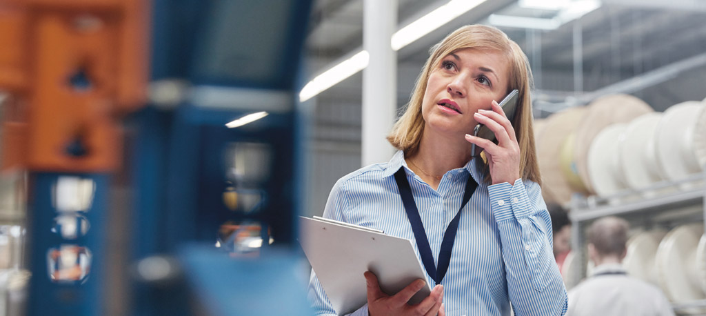 Business-Frau pr&uuml;ft Ger&auml;te-Verbindungen