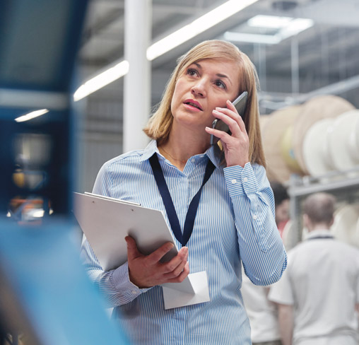 Business-Frau pr&uuml;ft Ger&auml;te-Verbindungen