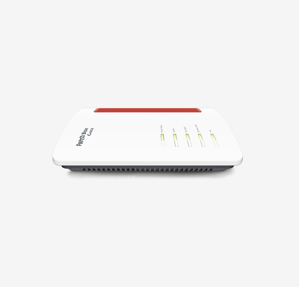 Produktfoto: FRITZ!Box. Liegender Router in Frontansicht, in wei&szlig; mit 5 LEDs.