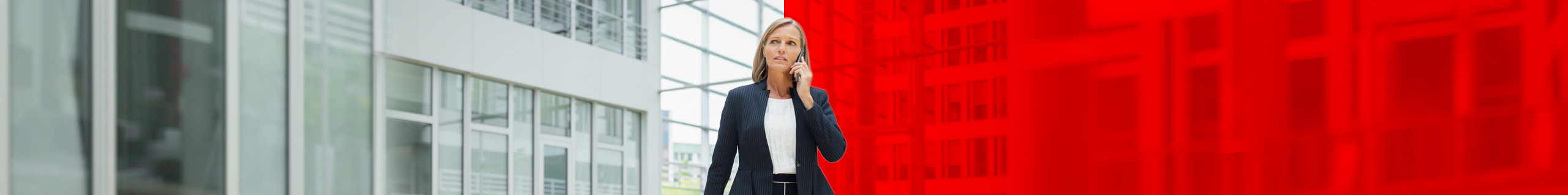 Dame aus der Gesch&auml;ftswelt telefoniert mit Business-Handy 