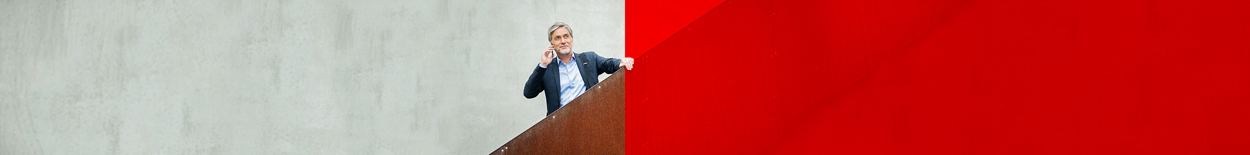 Mann steht auf einer Treppe und telefoniert.