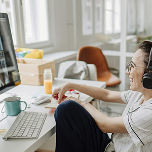 Mann telefoniert am Computer