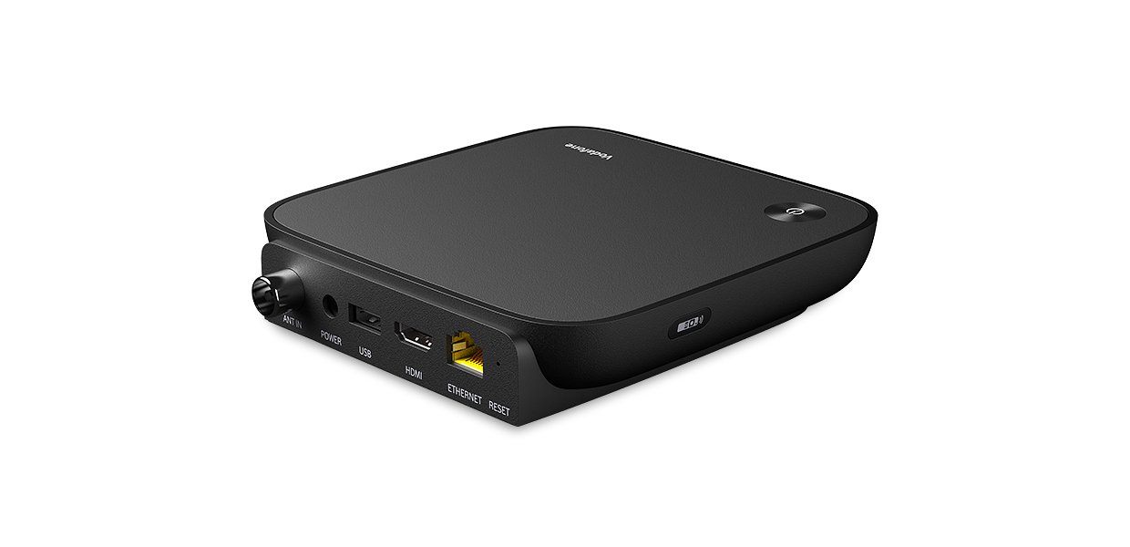 Produktfoto: GigaTV Home Box. Seitliche Ansicht, R&uuml;ckseite nach vorn ausgerichtet. Farbe: Schwarz.