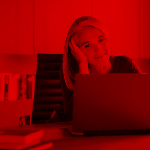 Frau sitzt zu Hause und ist mit einem VPN im Firmennetzwerk.