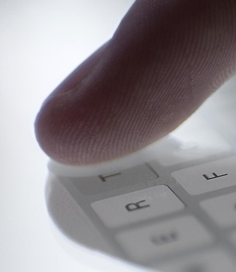 Person tippt sicheres Passwort