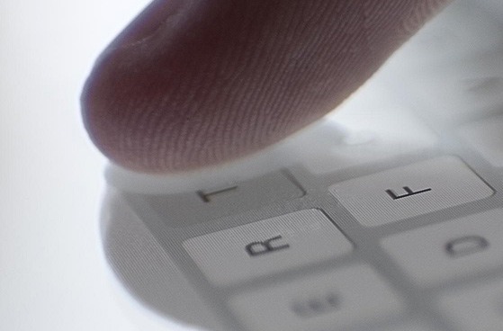 Person tippt sicheres Passwort