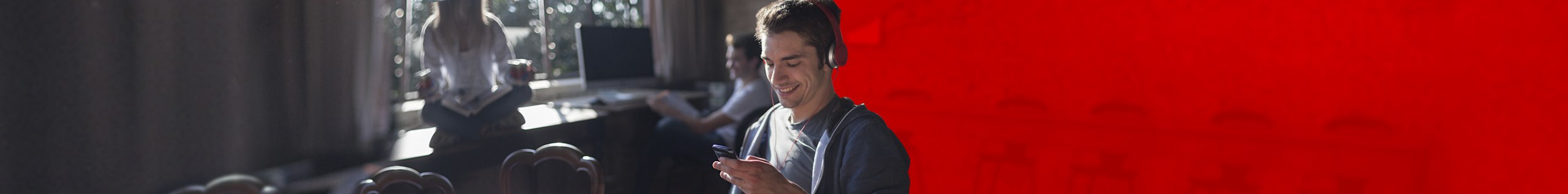 Junger Mann nutzt Identity Hub