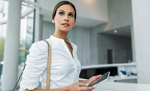 Gesch&auml;ftsfrau nutzt One Net Business