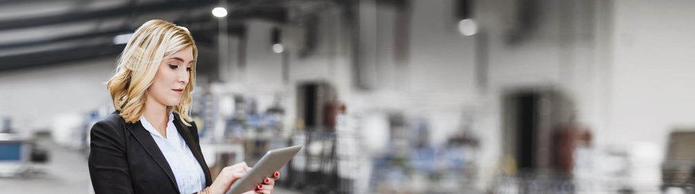 Frau steuert Maschine dank IoT 