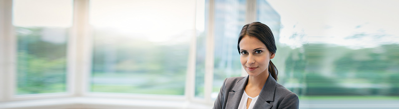 Gesch&auml;ftsfrau blickt in die Kamera