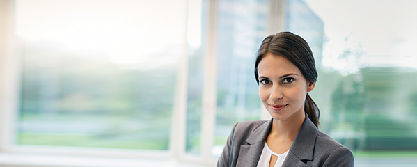 Gesch&auml;ftsfrau blickt in die Kamera