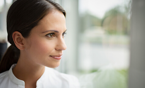 Business-Frau guckt aus dem Fenster.