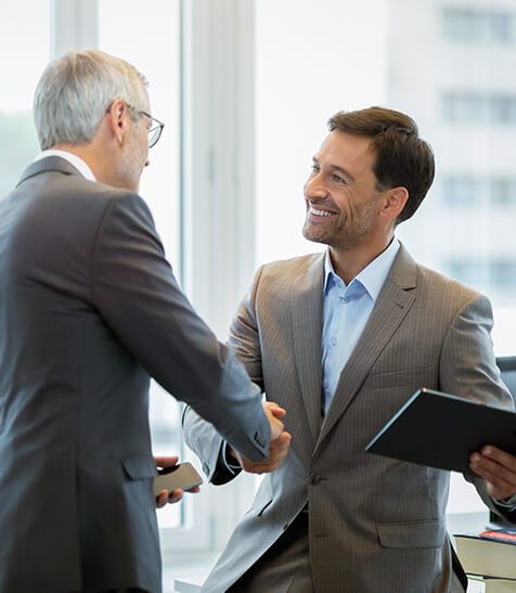 Business-Partner mit Smartphone und Tablet