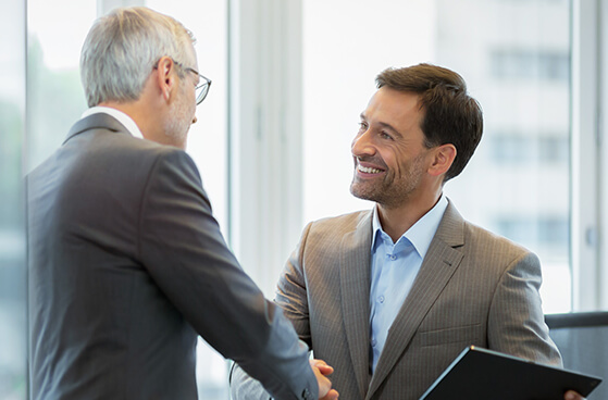 Business-Partner mit Smartphone und Tablet