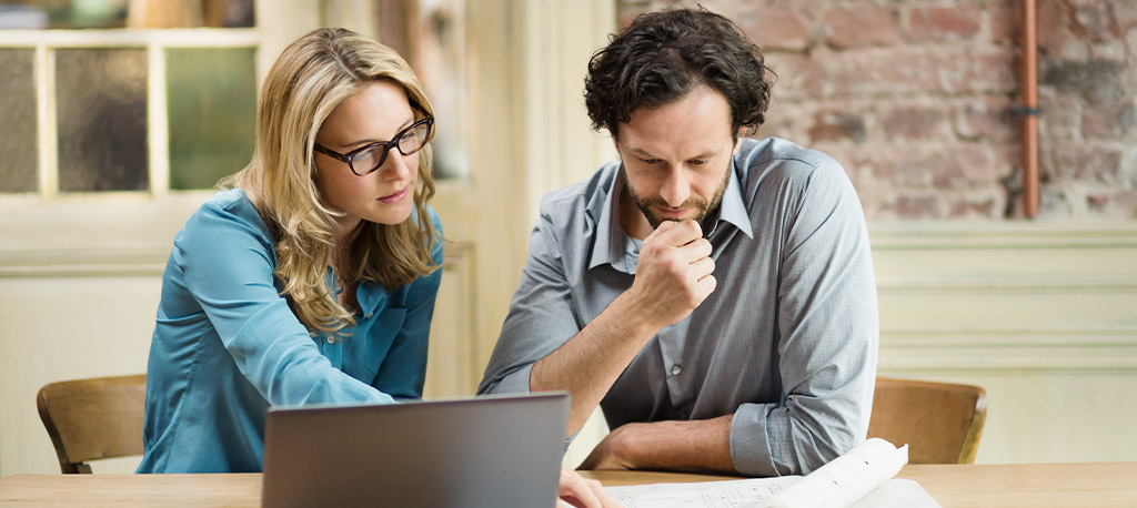 Mitarbeiterin sitzt beim Kunden und ist &uuml;ber Internet-VPN mit dem Firmennetzwerk verbunden.