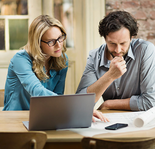 Mitarbeiterin sitzt beim Kunden und ist &uuml;ber Internet-VPN mit dem Firmennetzwerk verbunden.