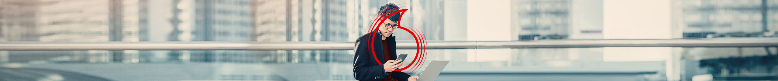 Junge Frau nutzt Microsoft Teams