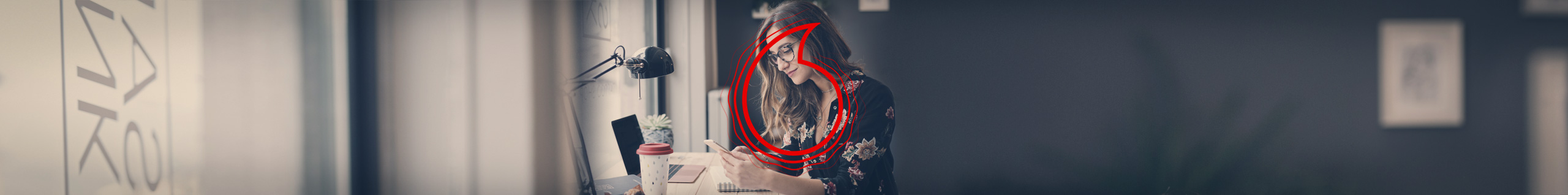 Junge Frau nutzt Lookout