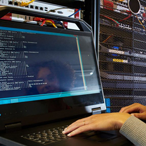 Frau richtet Firmennetzwerk ein