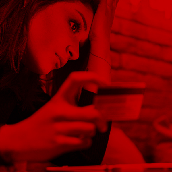 Frau am Laptop wurde Opfer von Phishing