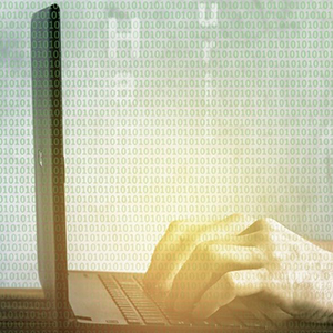 Mann surft im Internet