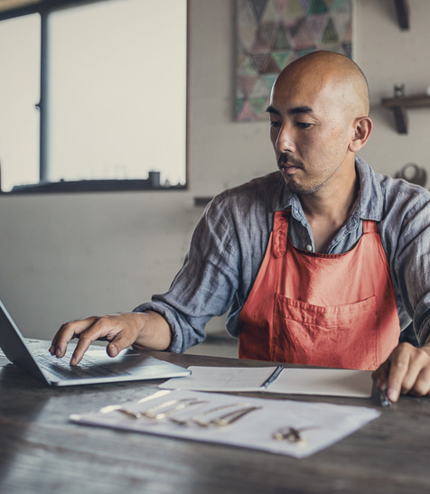 Mann nutzt die Vorteile von Lookout