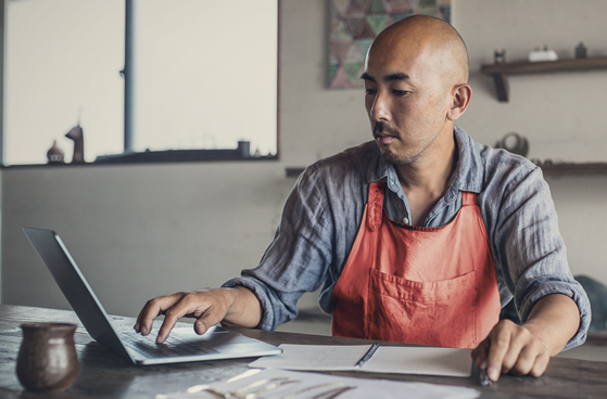 Mann nutzt die Vorteile von Lookout