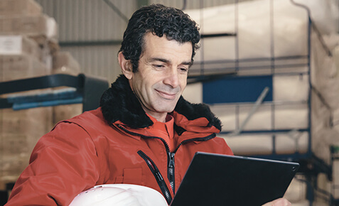 Lagerarbeiter nutzt Tablet