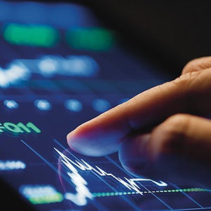 Graph und statistische Daten auf einem Monitor.