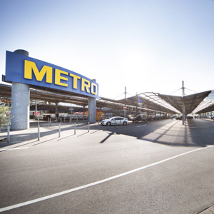 Metro-Parkplatz mit großem Schriftzug