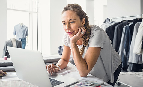 Gesch&auml;ftskundin nutzt Microsoft 365