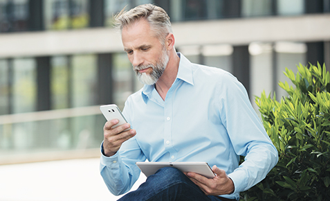 Mann nutzt Identity Verification Services