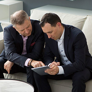 Geschäftsmänner mit Tablet