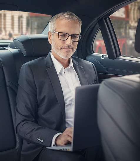 Gesch&auml;ftsmann mit Notebook