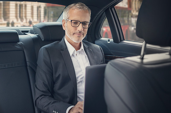 Gesch&auml;ftsmann mit Notebook