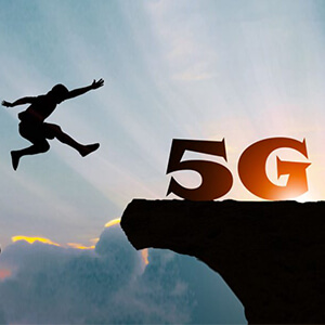 5G Logo auf einem Berg mit springender Person