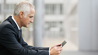 Mann am Tablet guckt sich die Netzabdeckung an. 