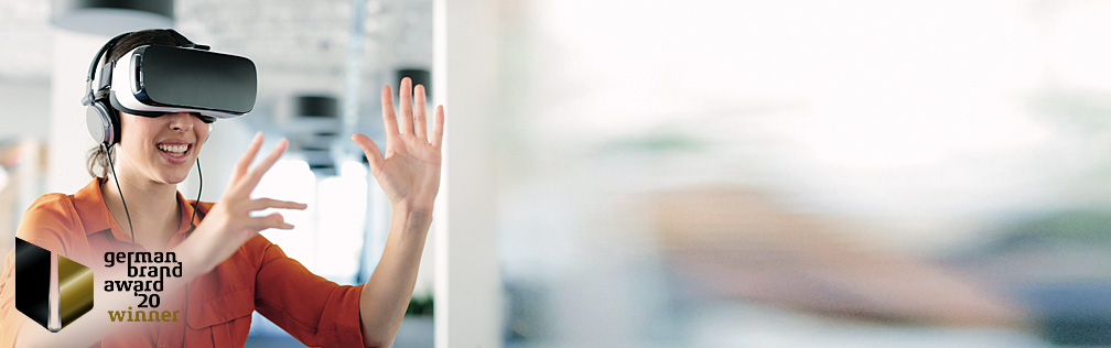 Frau nutzt Virtual Reality-Brille